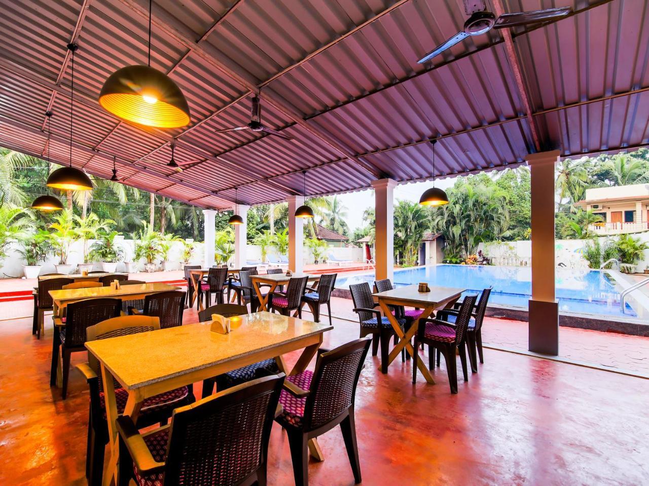 Oyo 22056 Arambol Plaza Beach Resort Buitenkant foto