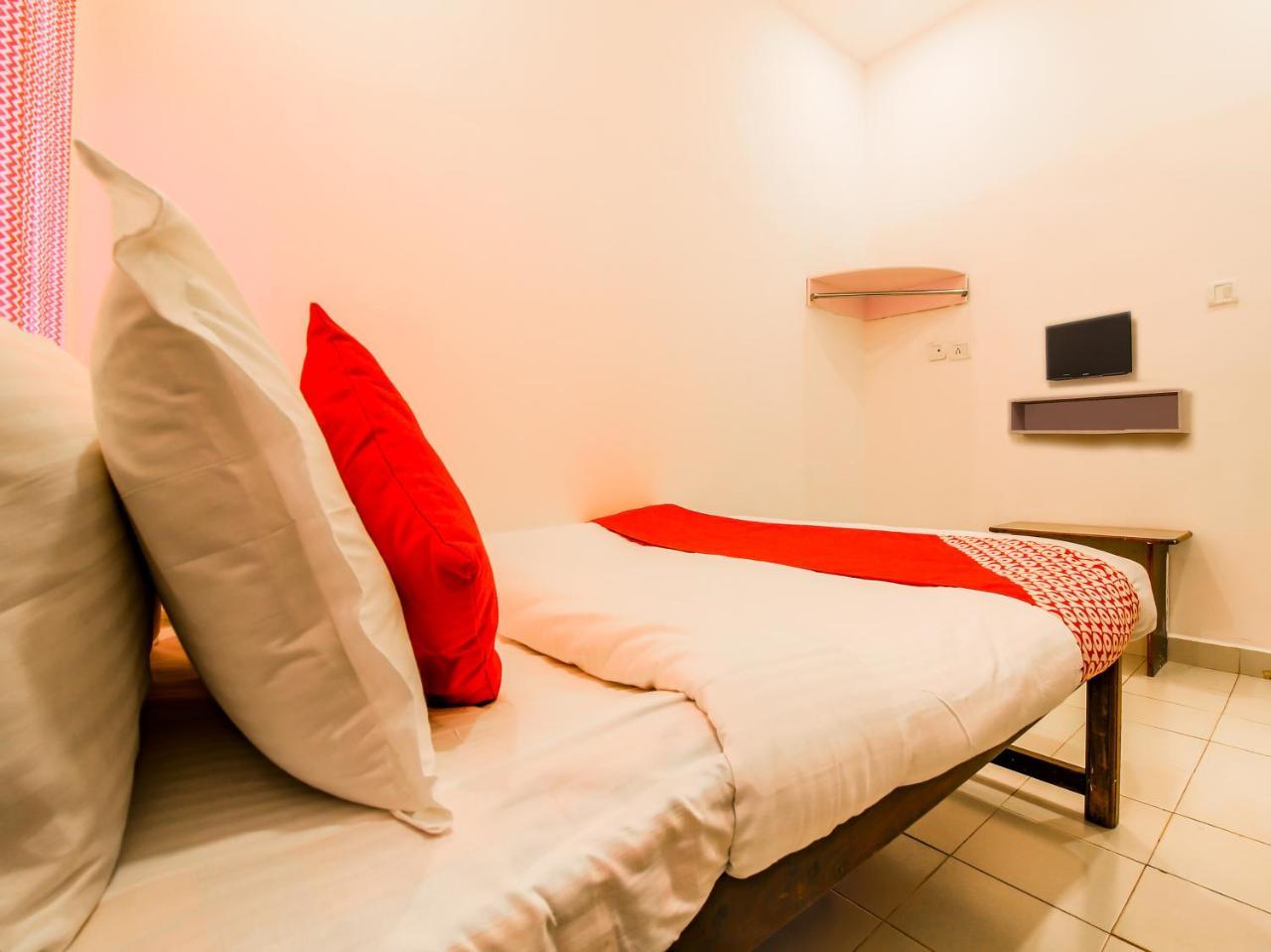 Oyo 22056 Arambol Plaza Beach Resort Buitenkant foto