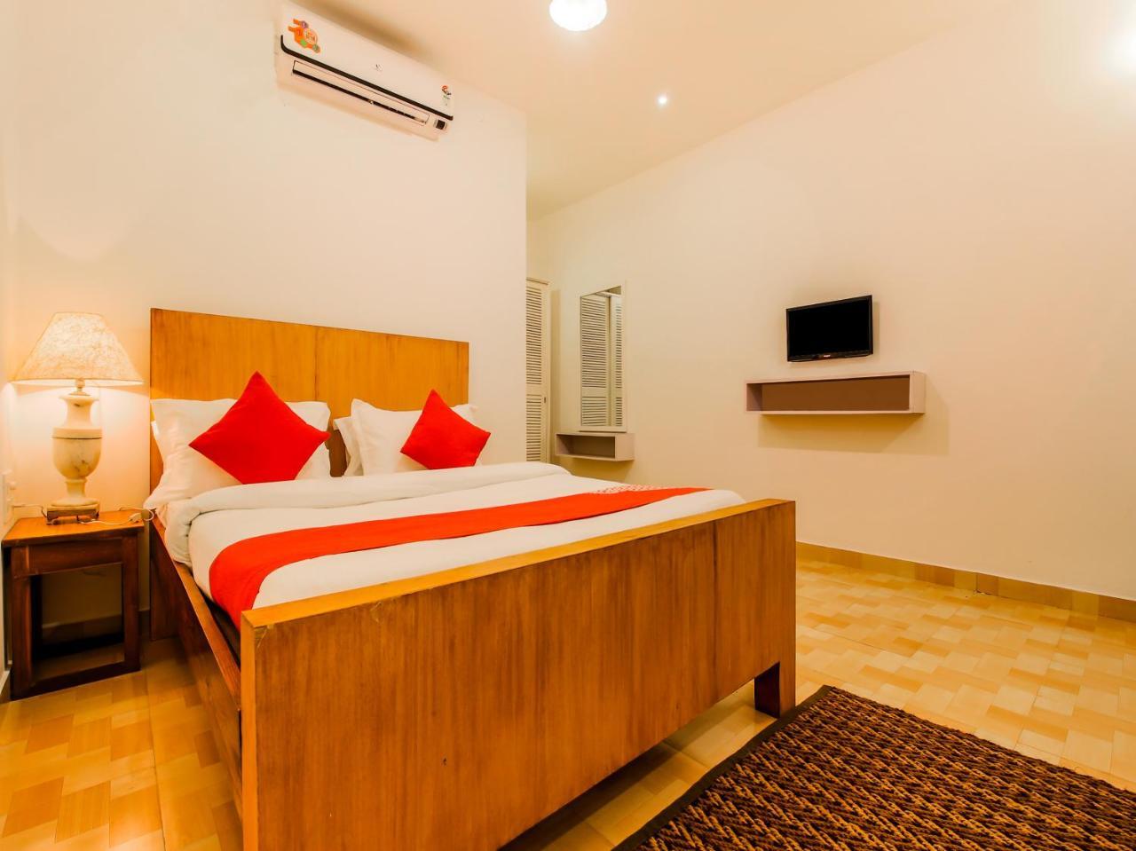 Oyo 22056 Arambol Plaza Beach Resort Buitenkant foto
