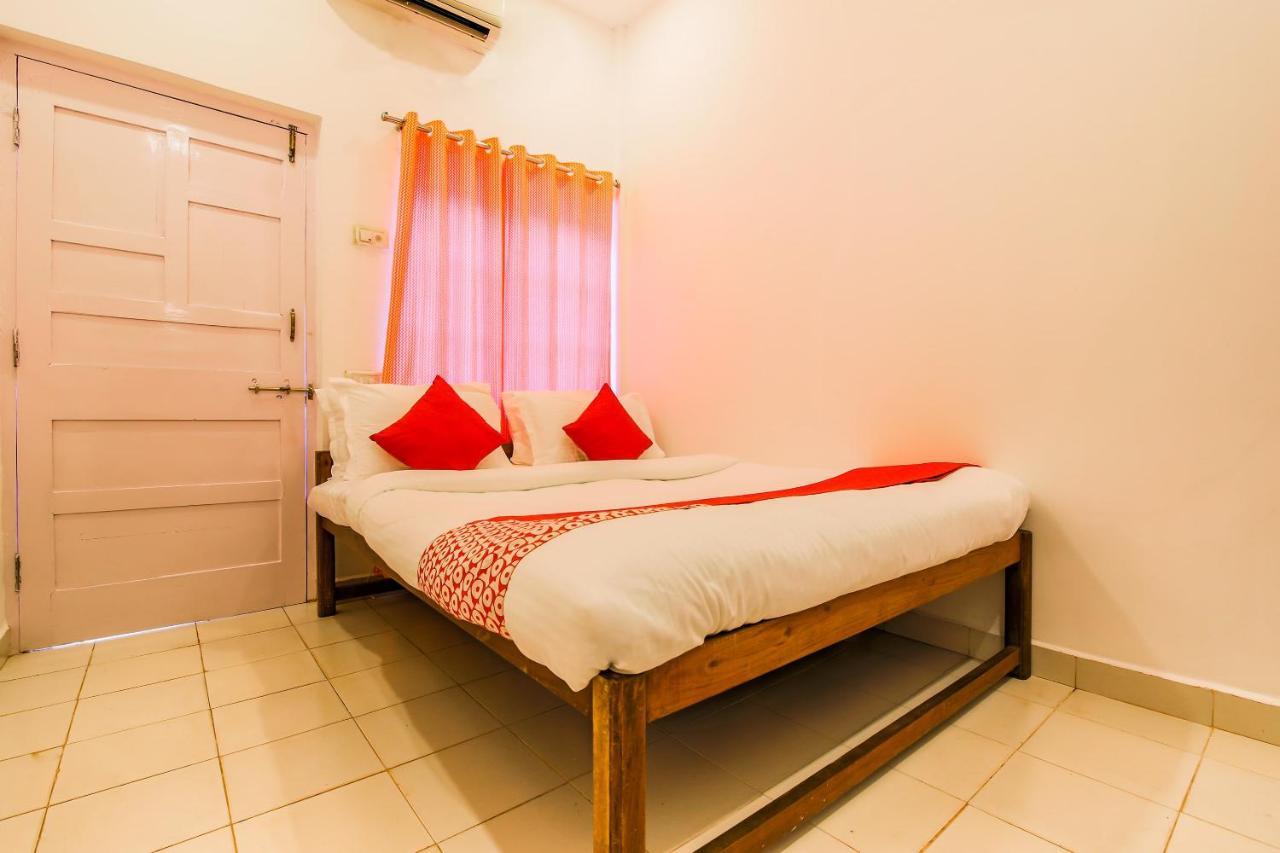Oyo 22056 Arambol Plaza Beach Resort Buitenkant foto