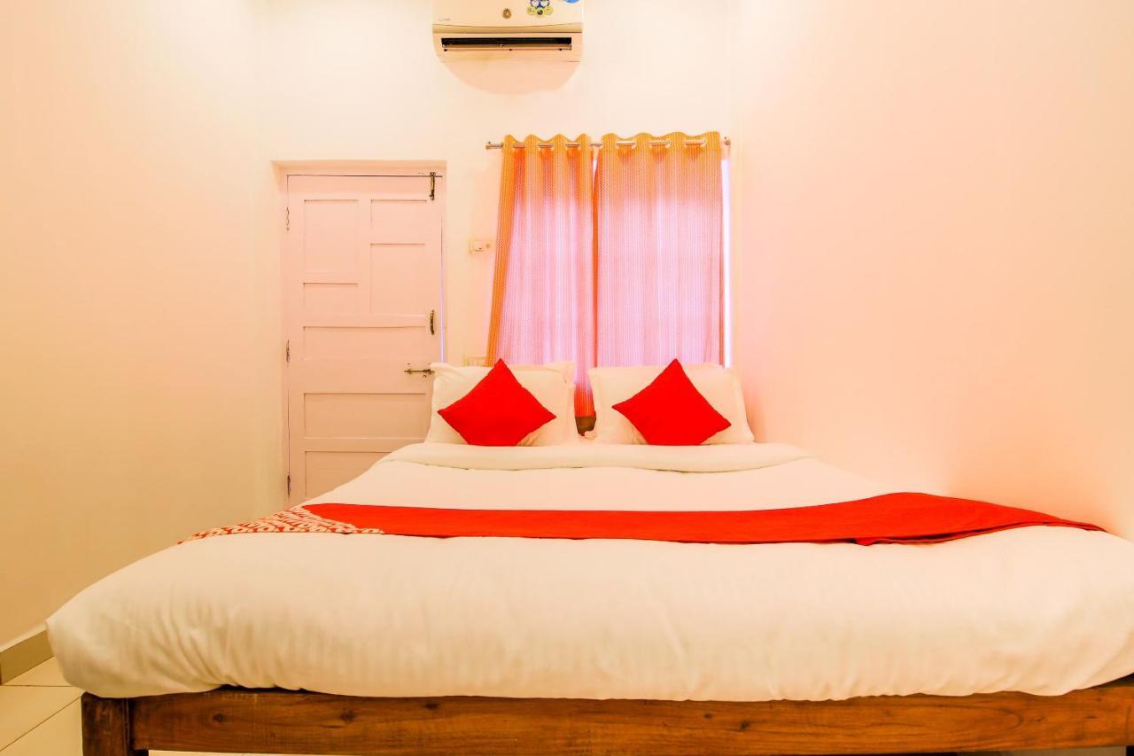 Oyo 22056 Arambol Plaza Beach Resort Buitenkant foto